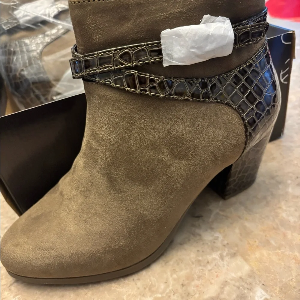 NIB Croc Booties Tan Animal Tan Ankle Boots Size 7 Wide Combat Shoes Festival